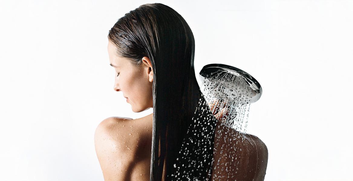 Смуглянка с роскошными волосами принимает душ