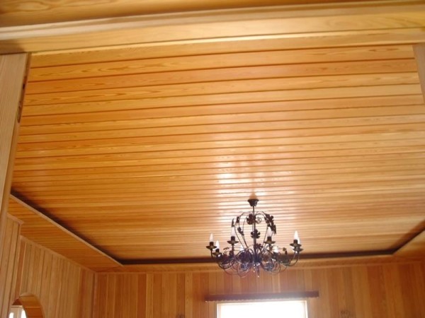 Чем можно обшить потолок в деревянном доме