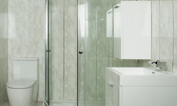 Примеры отделки ванной комнаты пластиковыми панелями можно найти на сайтах строительных компаний.