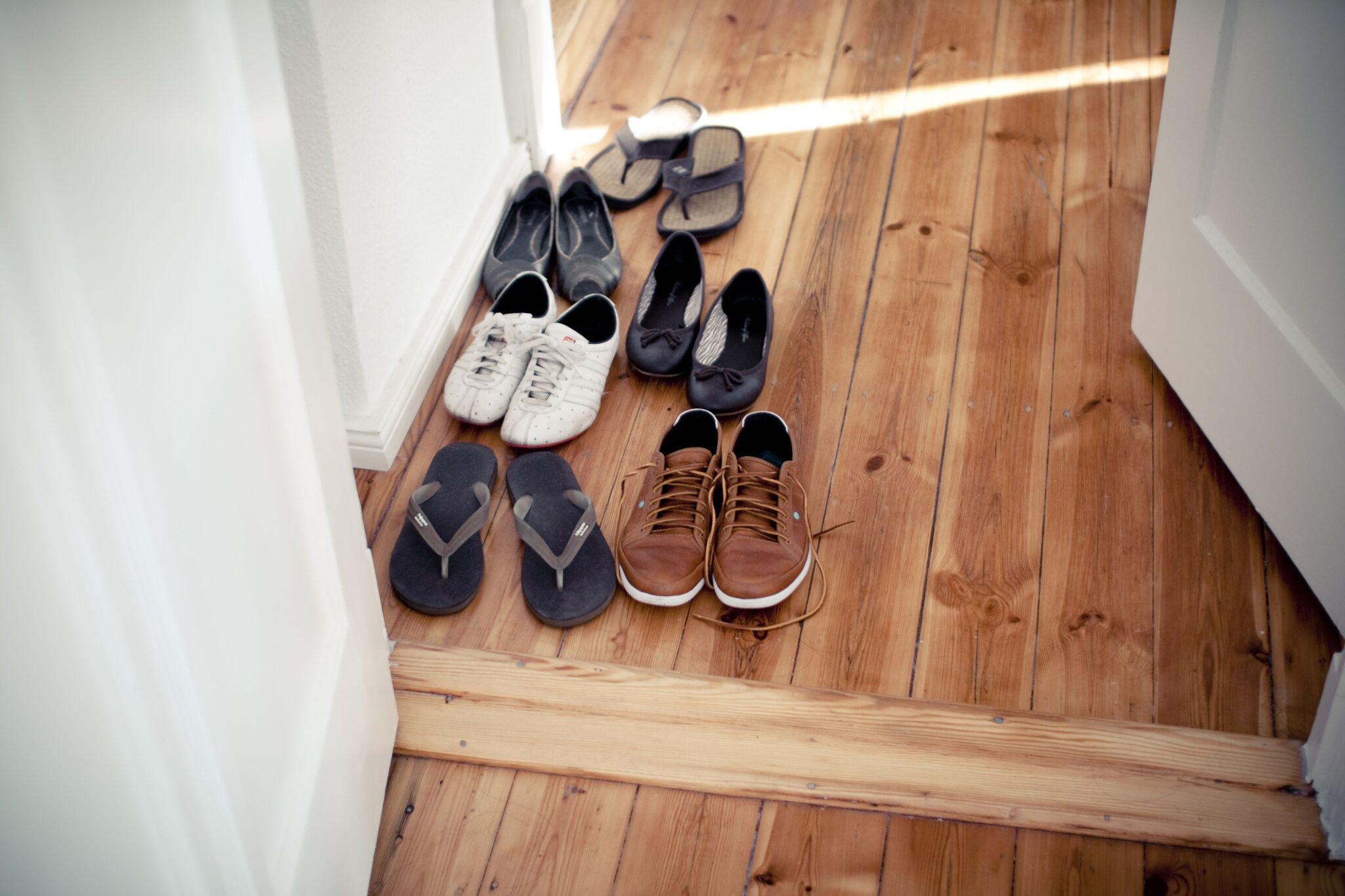 Обуви на полу