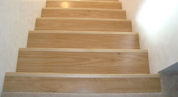 Бетонная лестница, облицованная ламинатом