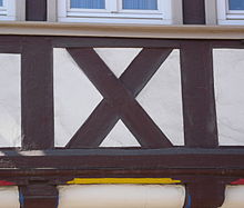 Часть рисунка на фасаде дома – «Андреевский крест»