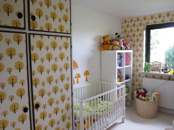 Декорированный обоями шкаф в детской комнате