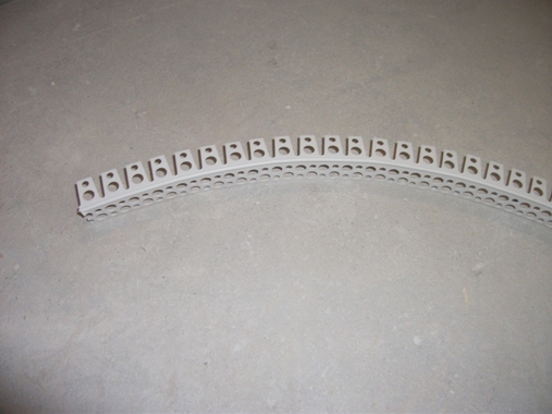 Для криволинейных углов используется специальный гибкий профиль.