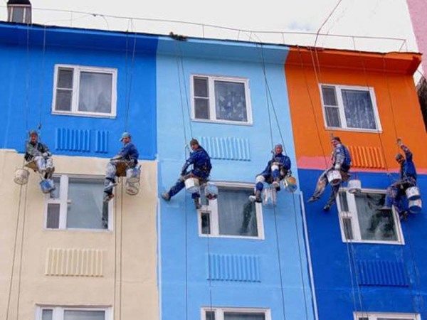 Для покраски многоэтажных домов лучше всего нанимать альпинистов.