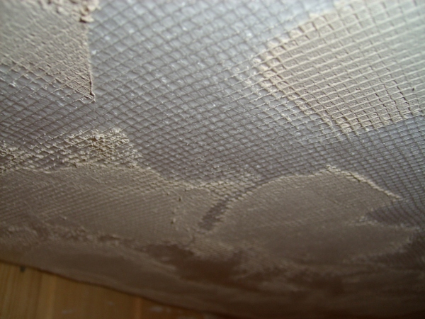 Для увеличения сцепления, особенно на потолке, очень полезно применить поверх грунтовки монтажную сетку, которую уже затем штукатурят
