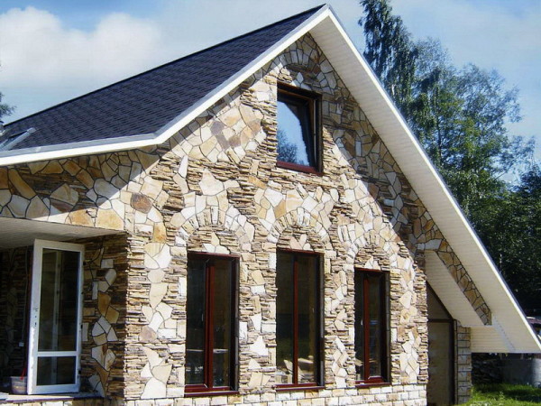 Дом облицованный камнем