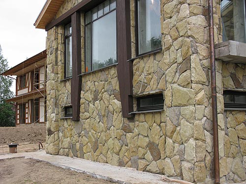 Дом отделанный натуральным камнем