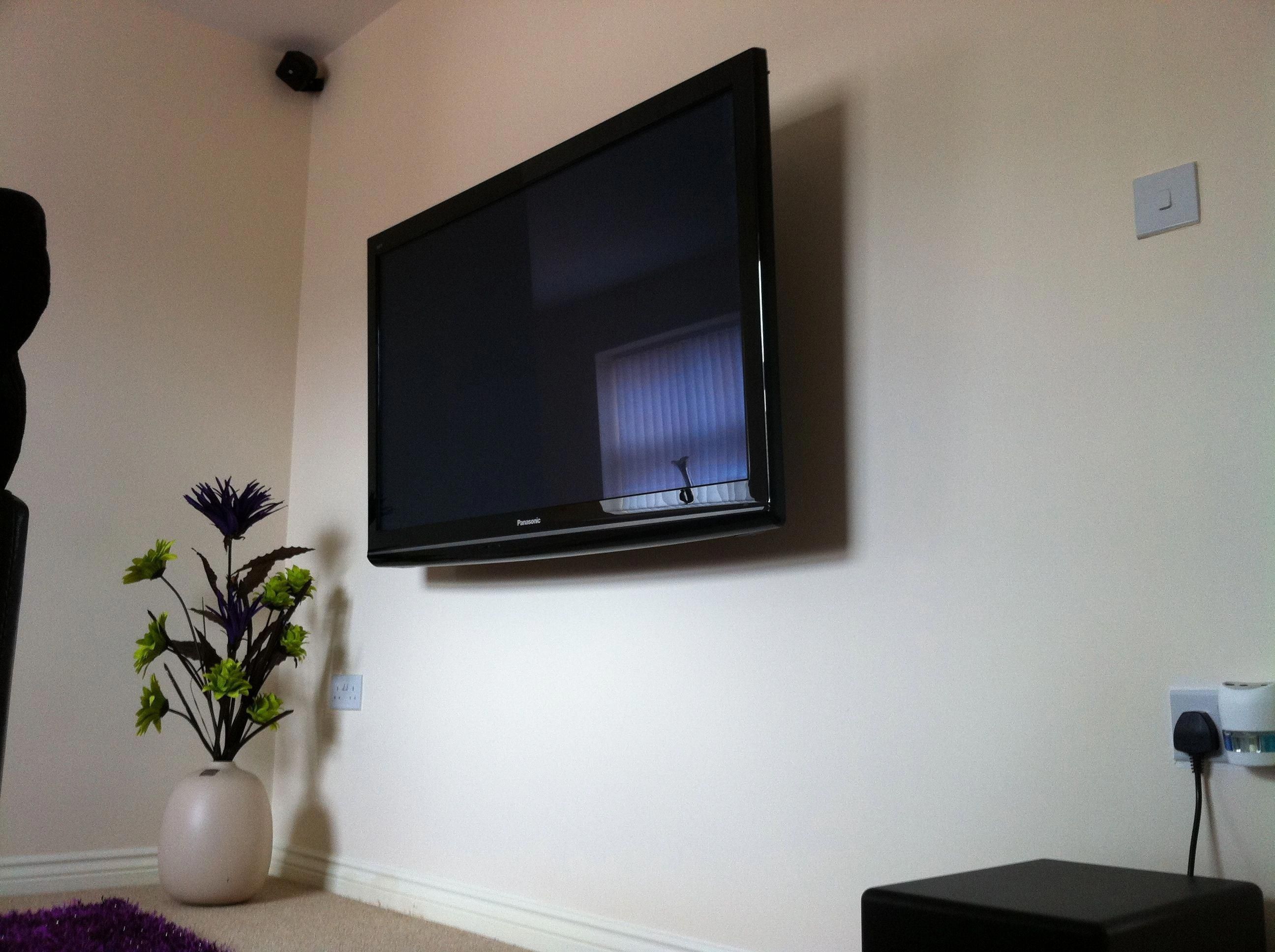 Телевизор квартира включить. Телевизор на стене. Плоский телевизор на стену. Стол для телевизора. Плазма на стене.