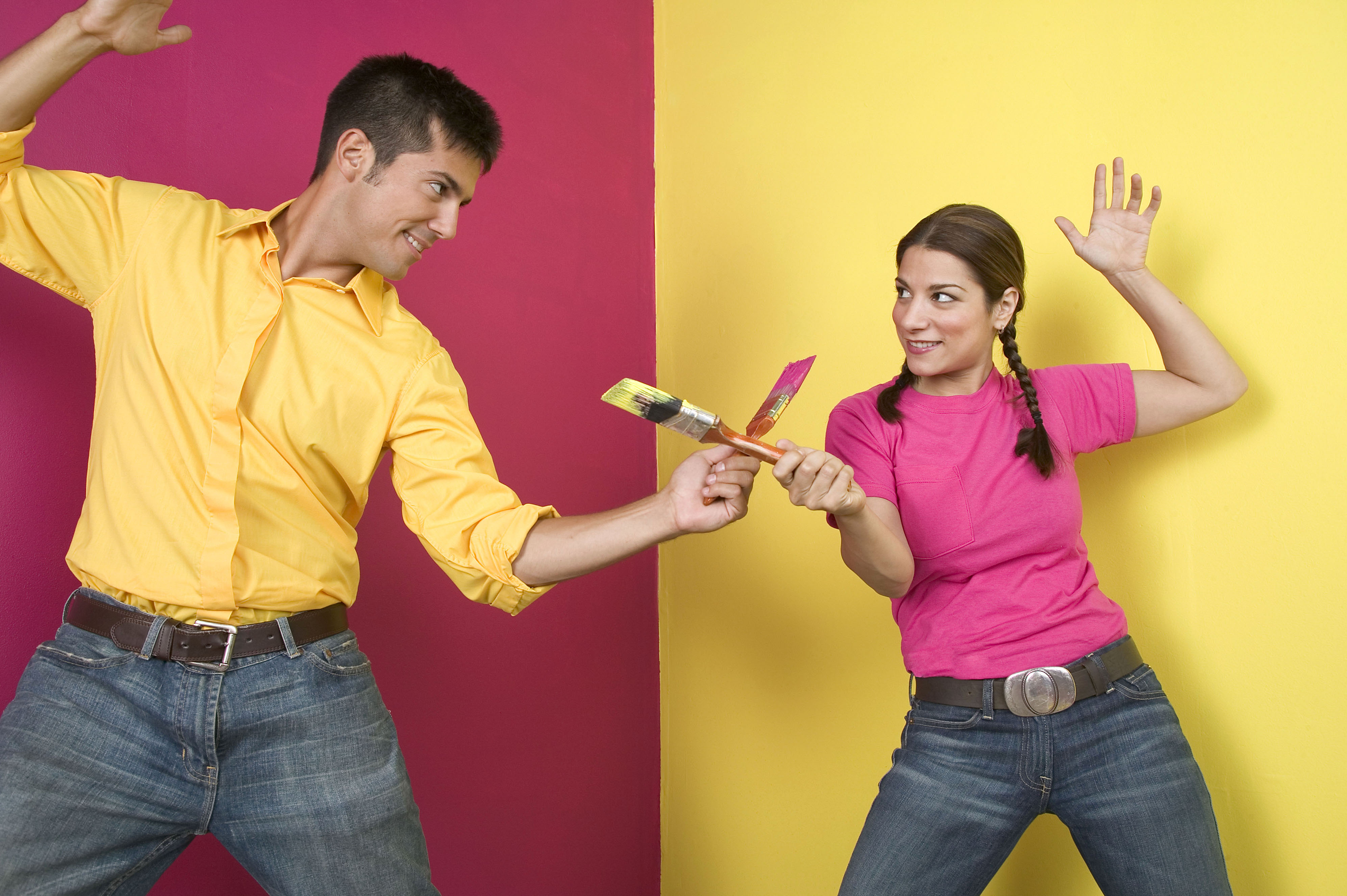 Ремонт весел. Человек клеит обои. Люди делают ремонт. Влюбленные делают ремонт. Мужчина и женщина красят стену.