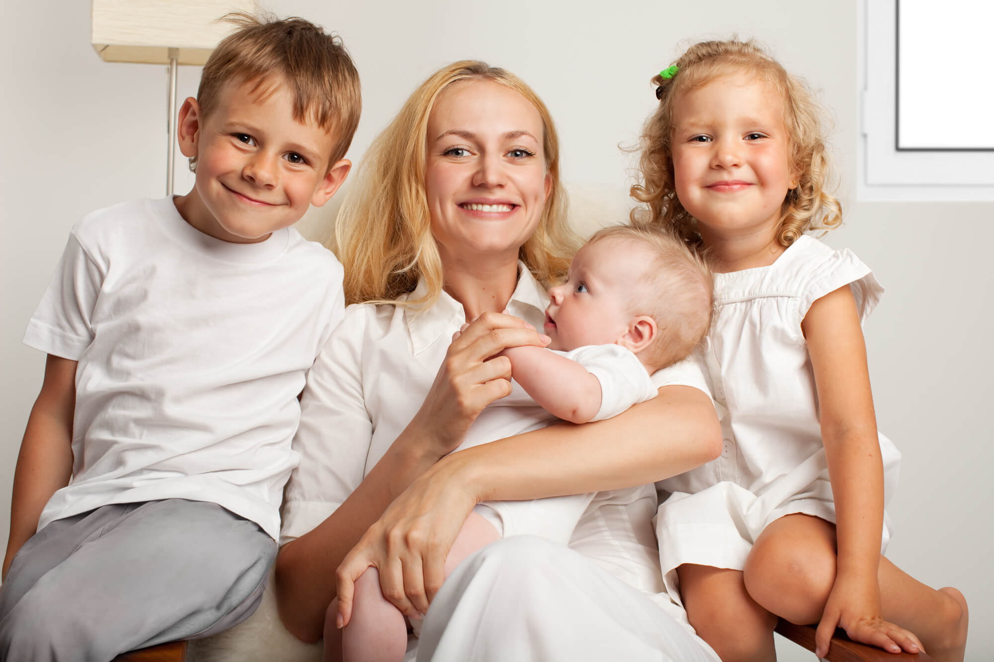 Молодые мамы в россии. Женщина с ребенком. Многодетная мать. Женщина с тремя детьми. Счастливая многодетная мама.