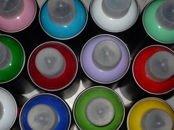 Фото разных цветов спрея, которые можно использовать в окрашивании