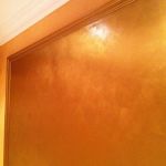 Фото стены, окрашенной в золотистый колер