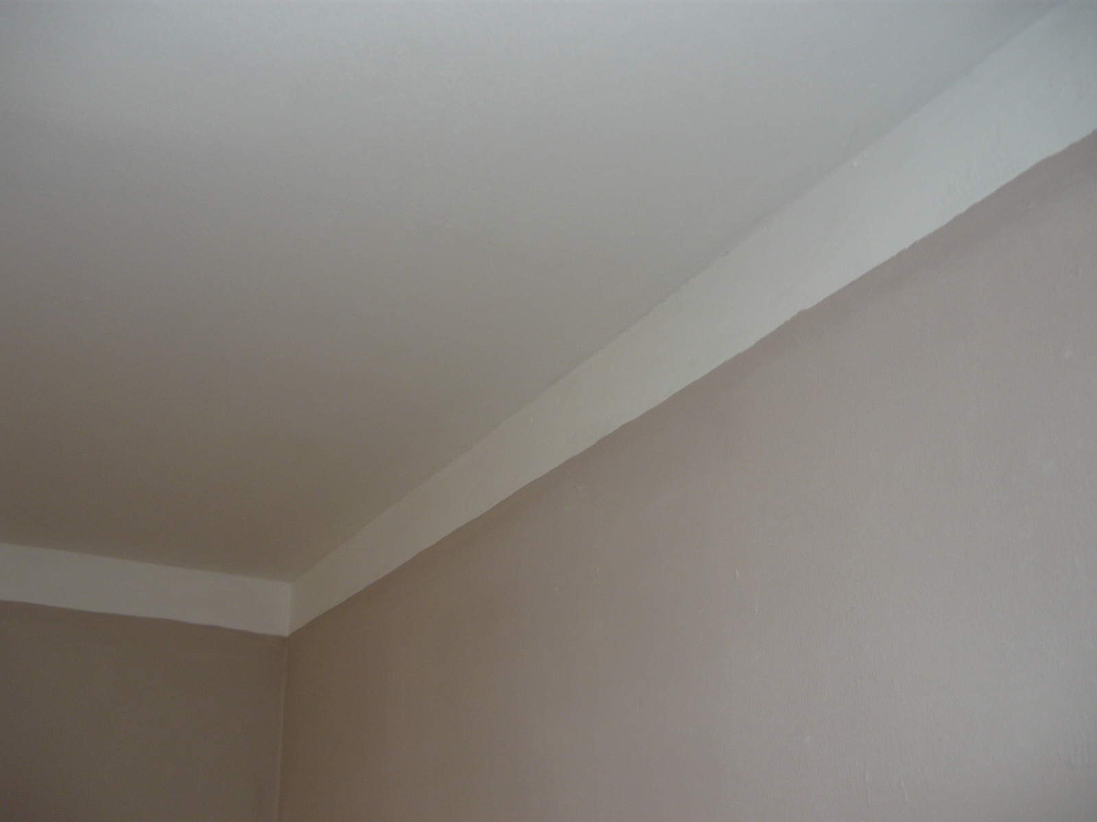 Белый крашенный потолок. Крашеный потолок. Белый потолок крашеный. Побелка потолка. Потолок покрашенный краской.
