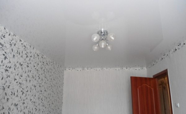 Глянцевая суспензия на потолке комнаты