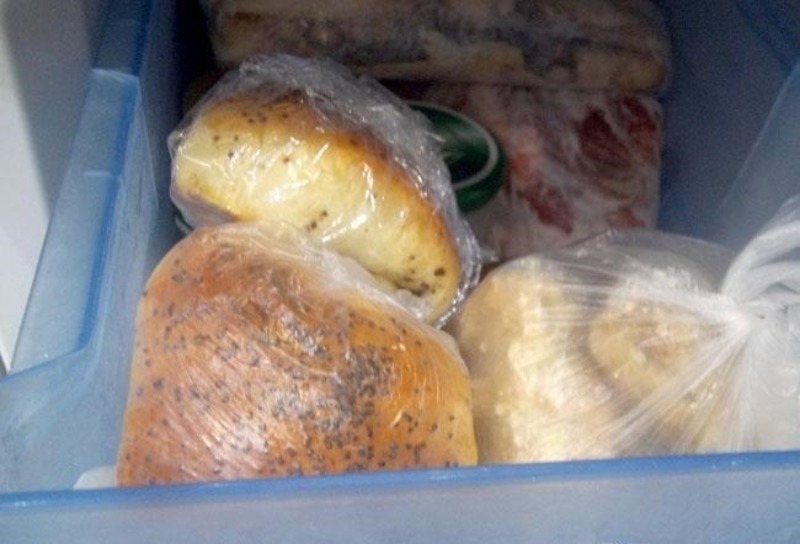 Заморозка хлеба. Замороженный хлеб. Замороженные хлебобулочные изделия. Хлеб в заморозке. Замороженный хлеб в морозилке.