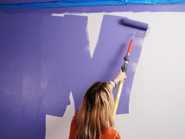 Красить стены в комнате можно своими силами.