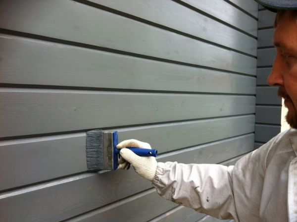 Краска для обработки деревянных стен снаружи должна обладать рядом особенностей.