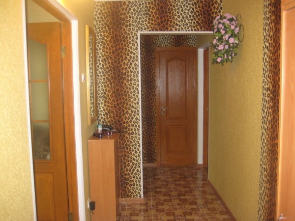 Леопардовые мотивы в оформлении гостиной