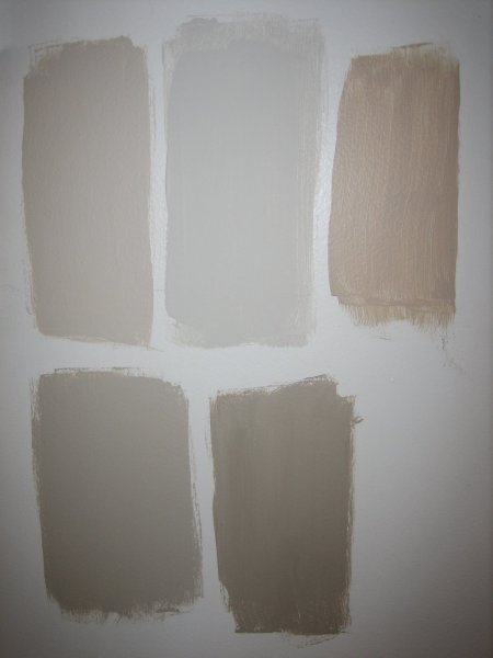 Любительское фото создания своеобразной палитры при подборе определенного цвета для стены