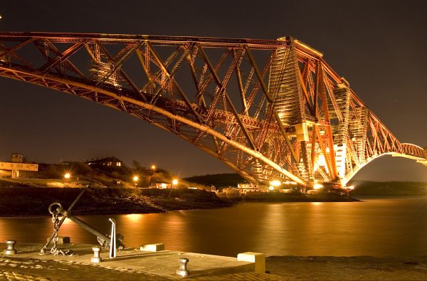 Мост Форт в Шотландии непрерывно красится с момента своей постройки в 1890 году. Морская вода уничтожает любое покрытие в течение года. Последний проект властей - покраска моста полимерным составом, которого должно хватить на четверть века.