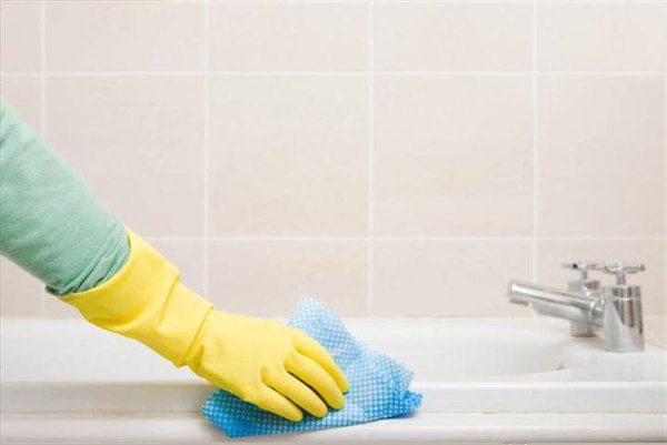 Мытьё акриловой вкладки в ванной комнате