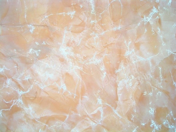 На фото - абрикосовый мрамор, пластичный материал, при нанесении образует тончайшую сеть прожилок, которые просматриваются через удивительно гладкое и блестящее покрытие.