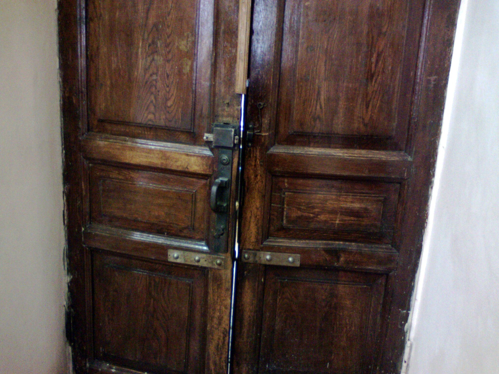 Со скрипом открылась дверь. Старая дверь. Старинная дверь. Старая дверь в квартиру. Советские деревянные двери.