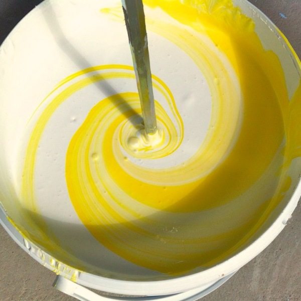 На фото - перемешивание белой основы с желтым красителем