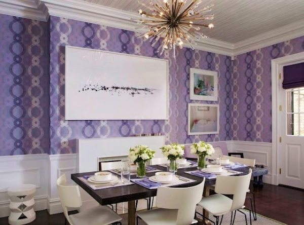 На фото – оклеенные фиолетовыми полотнами стены кухни