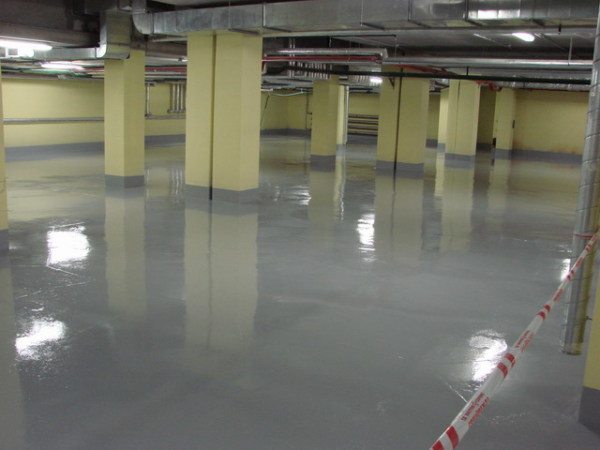 На фото окрашенный износоустойчивой краской бетонный пол.