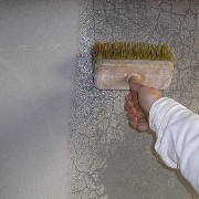 Нанесение грунтовки после затирки поверхности позволяет укрепить поверхностный слой и связать его с основанием, что сделает штукатурку крепче и предотвратит осыпание мелких частиц