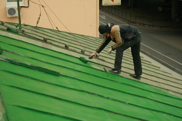 Нанесение краски на металлическую крышу требует повышенного внимания