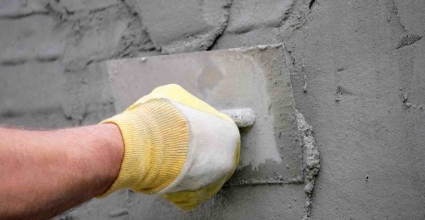 Нанесение цементно-песчаной штукатурки на стену