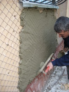 Нанесение цементно-песчаной смеси поверх армированной конструкции своими руками