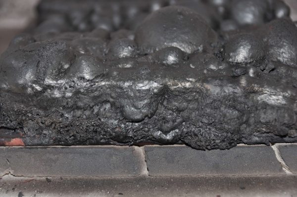 Образующаяся при нагреве пена способна защитить металл от контакта с огнем.