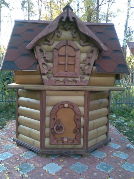 Обшивка в виде небольшого домика из древесины