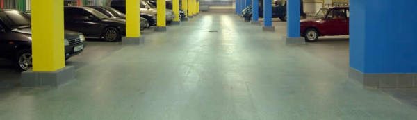 Однокомпонентная уретановая краска использована для покрытия бетонного пола в гараже.