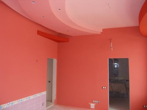 Оформление стен и потолка акриловыми матовыми красками.