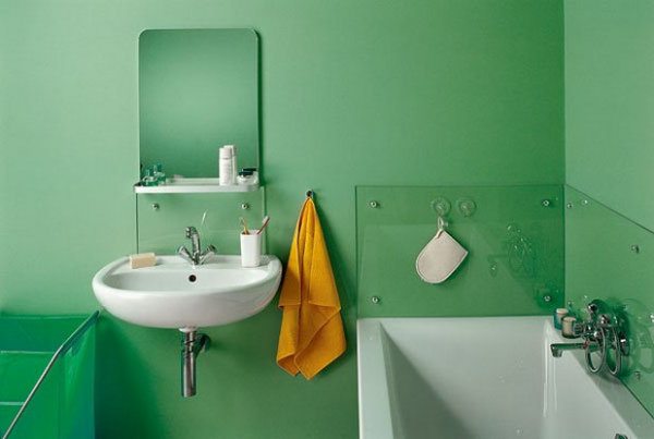 Окрашенные краской на водной основе стены ванной комнаты