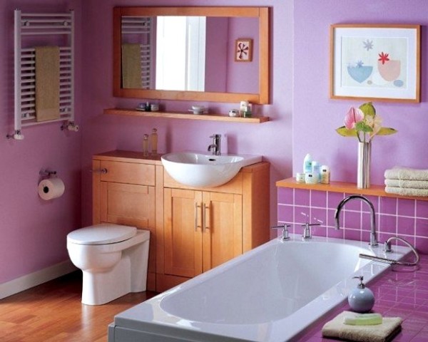Окрашенные стены ванной комнаты