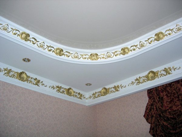 Окрашенный бронзовой краской потолочный багет