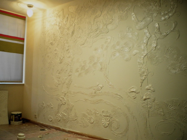 Отделанная фактурной краской стена