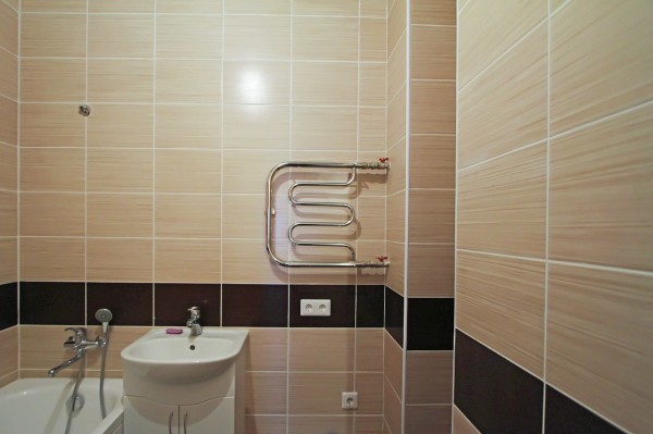 Отделанная плиткой ванная комната