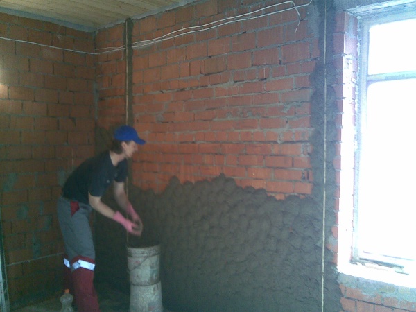 Подготовка к черновой отделке кирпичной стены в доме