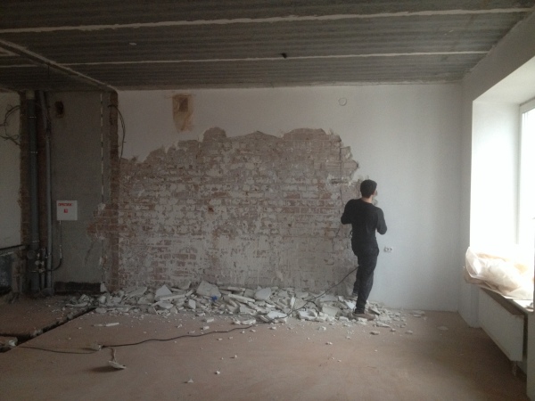 Подготовка стен под фактурную штукатурку требует удалить все старые покрытия.
