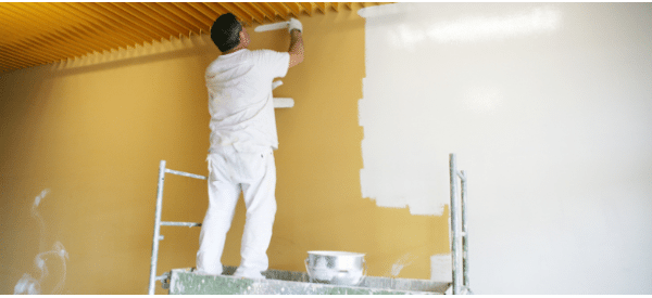 Покраска стен в офисе с использованием строительных лесов