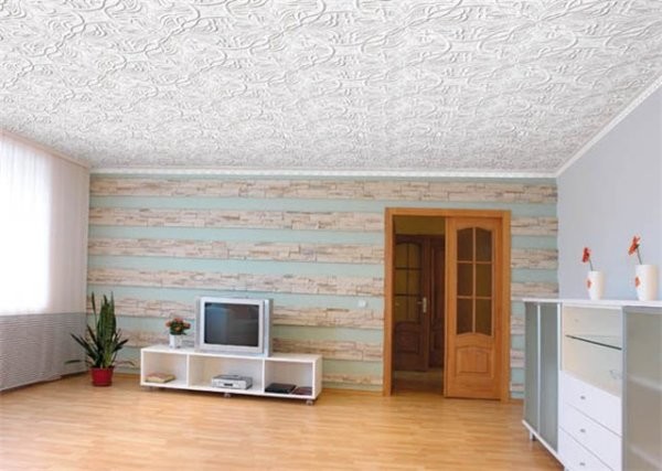 Потолок отделанный плиткой и окрашенный водоэмульсионкой.
