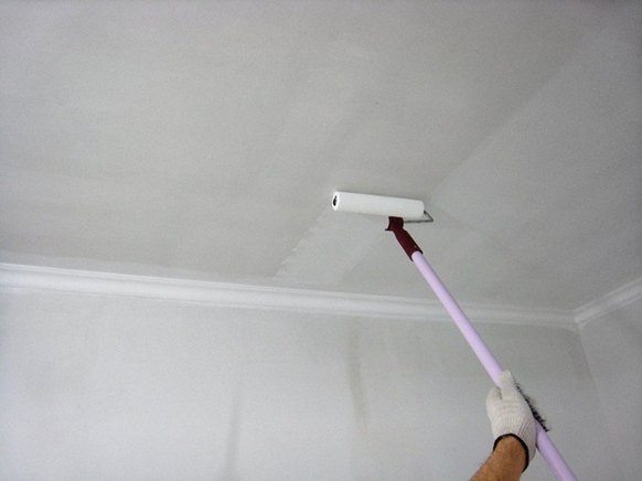 При покраске потолка лучше дополнительно приобрести ручку-удлинитель на валик