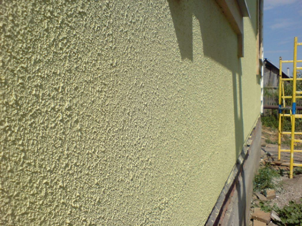 Пример фасада дома, обработанного акриловым составом.